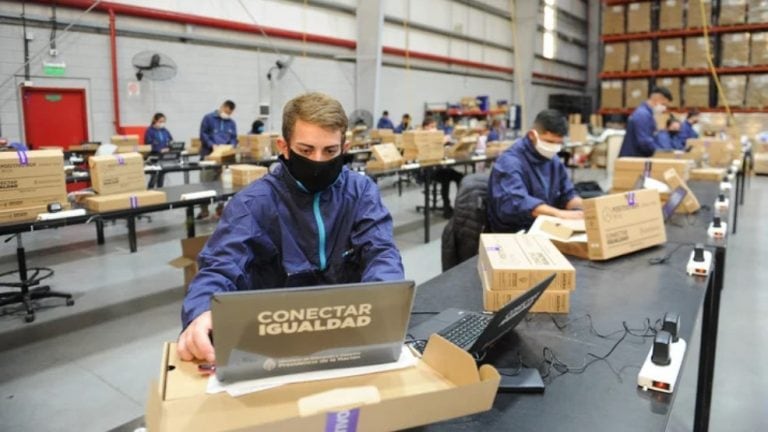 Reacondicionan 147 mil netbooks del Estado que estuvieron guardadas en un depósito durante años (Foto: Juano Tesone/Clarín)