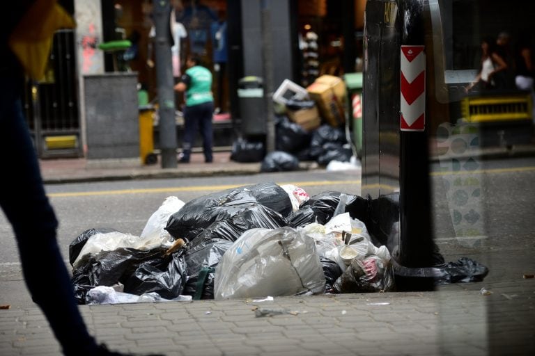 La basura se acumula en la ciudad de Córdoba por una protesta del Surrbac ante la suspensión de un trabajador.