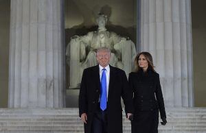 TOPSHOT - US President-elect Donald Trump and his wife Melania arrive to attend an inauguration concert at the Lincoln Memorial in Washington, DC, on January 19, 2017. / AFP PHOTO / MANDEL NGAN