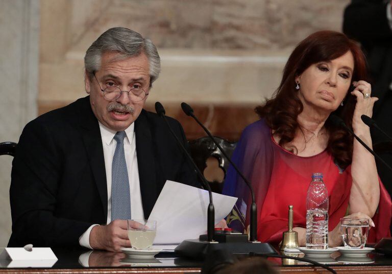 Alberto Fernandez da su discurso junto a Cristina Kirchner (ALEJANDRO PAGNI / AFP)