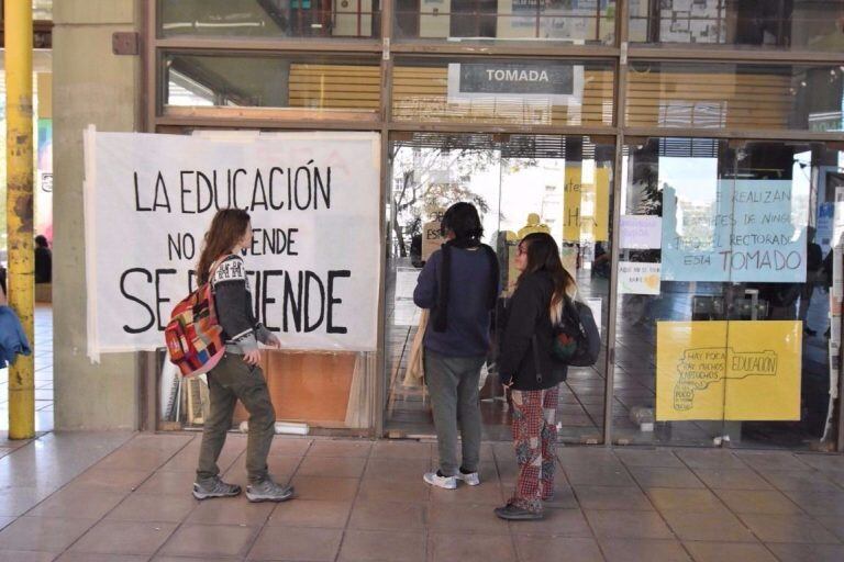 Toma del edificio de Rectorado en la UNSL.