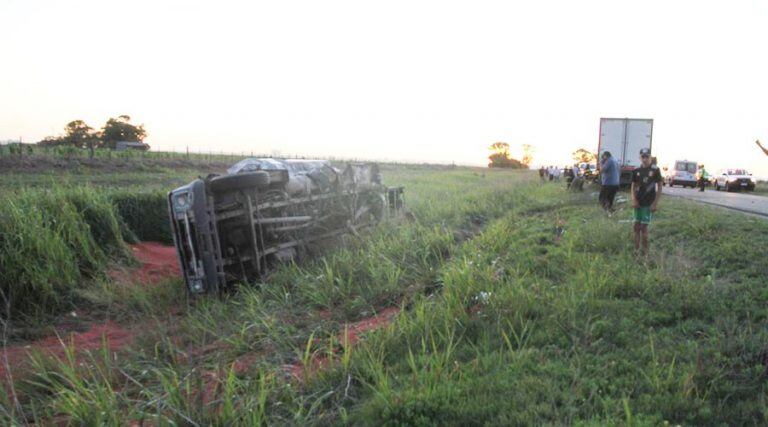 El camión que salía de General Pico quedó volcado en la banquina (Infopico)