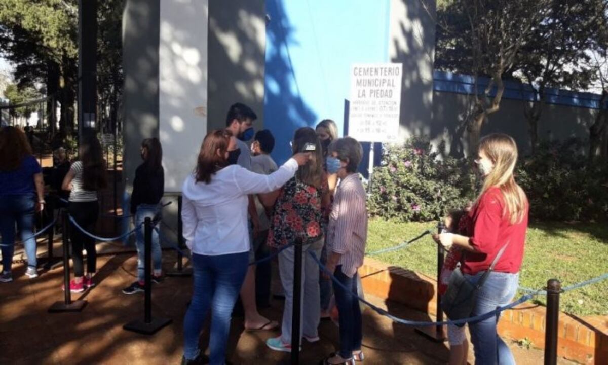 Unas dos mil personas visitaron el cementerio de Oberá por el Día del Padre