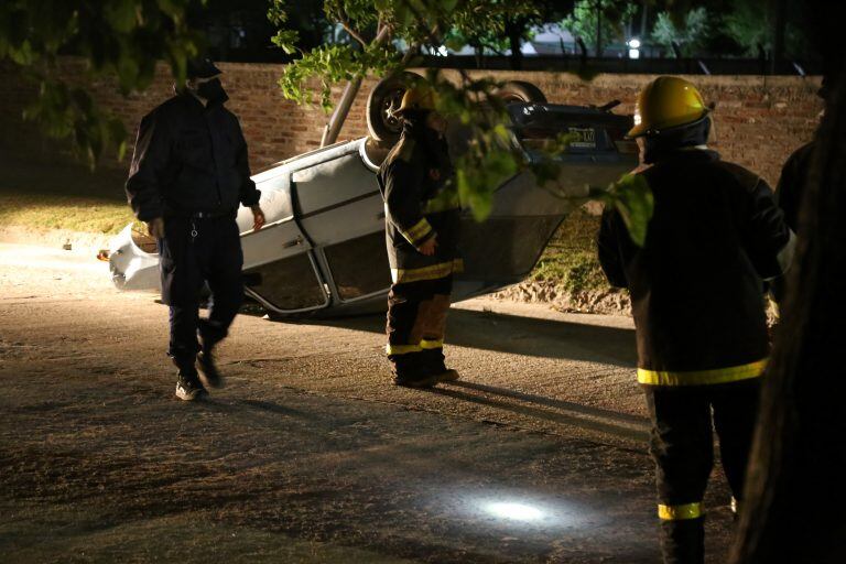 Accidente de auto en Miramar de ansenuza.
Bomberos trabajando.
foto: Vía Ansenuza