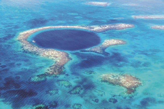 El Blue Hole, un enclave extraordinario para bucear, tiene 124 m de profundidad, Belice