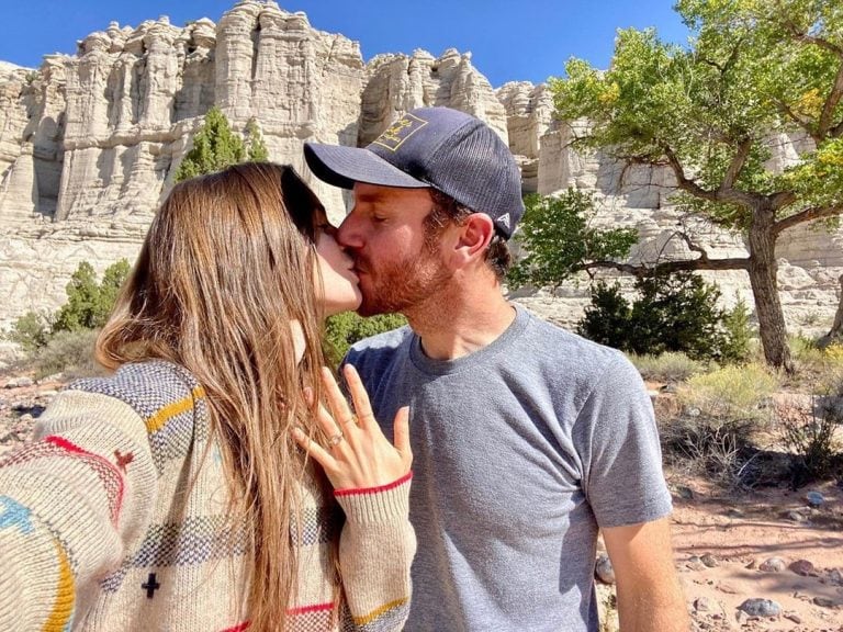 Lily Collins y su prometido, Charlie McDowell. (Instagram/@lilyjcollins)