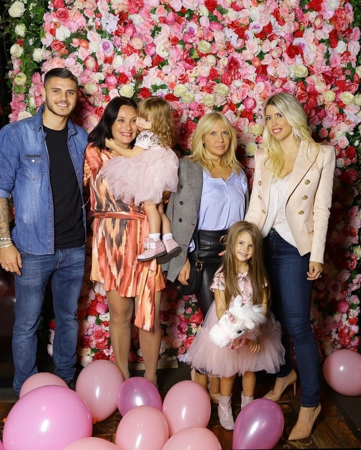 La mamá de Mauro Icardi y la de Wanda Nara junto a sus hijos y a sus nietas en el cumpleaños de Isabella, la hija menor de la pareja.