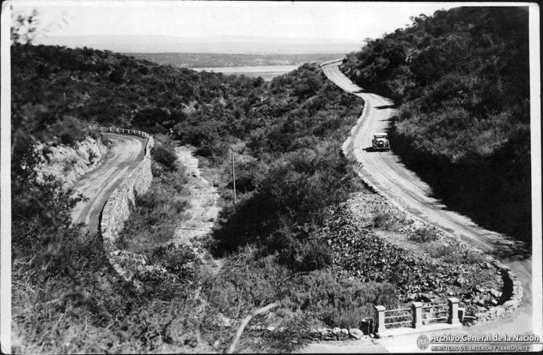 "Camino de las 100 curvas" en 1930.. (Foto: gentileza Eldor Bertorello / Facebook Fotos y Recuerdos de Carlos Paz).