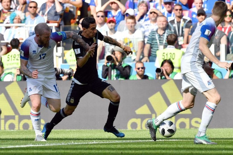 Argentina's forward Angel Di Maria (C) challenges Iceland's midfielder Aron Gunnarsson during the Russia 2018 World Cup Group D football match between Argentina and Iceland at the Spartak Stadium in Moscow on June 16, 2018. / AFP PHOTO / Yuri CORTEZ / RESTRICTED TO EDITORIAL USE - NO MOBILE PUSH ALERTS/DOWNLOADS