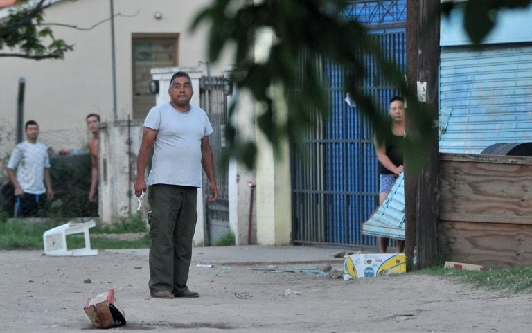 An armed shopkeeper stands outside his business after his shop was looted in Cordoba, Argentina, Tuesday, Dec. 3, 2013. Looting and robberies continue in Cordoba, Argentina’s second-largest city, where police striking for higher pay have left citizens at the mercy of the mob. Many people have armed themselves to defend their neighborhoods. (AP Photo/La Voz del Interior,Antonio Carrizo)
Córdoba: policías acuartelados y saqueos
Dos supermercados fueron saqueados este martes en la periferia de la capital cordobesa, mientras que otros 10 cerraron sus puertas como medida preventiva. Todo ocurrió en medio de una protesta policial por la que los uniformados permanecen acuartelados. Reclaman una batería de mejoras laborales, entre ellas un salario base de 13.000 pesos. cordoba  cordoba policias acuartelados y saqueos comerciantes armados para evitar saqueos protesta policial y saqueo en cordoba