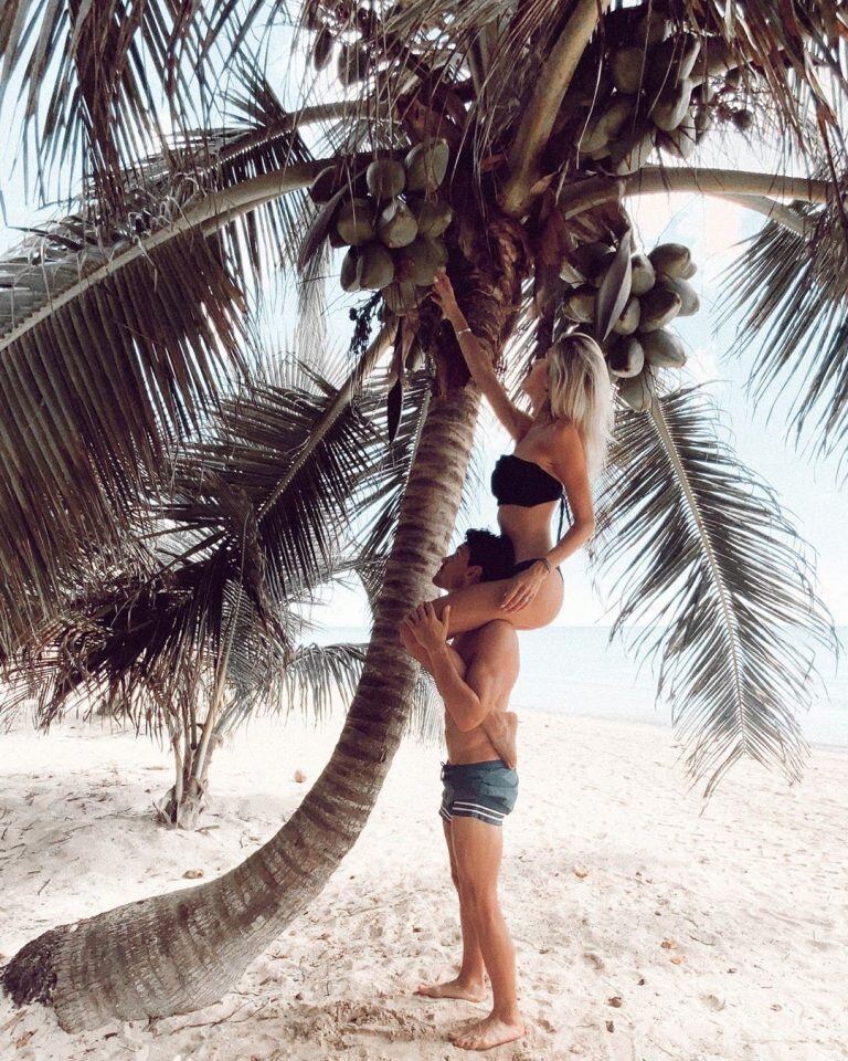 Cande Ruggeri agarró un coco de una palmera con la ayuda de su novio Nicolás Maccari  (Foto: Instagram/ @caleruggeri)