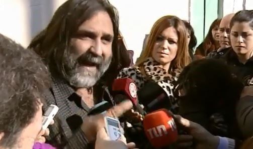 Roberto Baradel se acercó a la escuela de Moreno donde estalló una estufa y murieron dos personas.