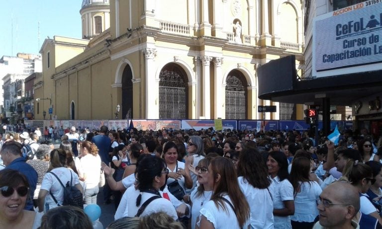 Protesta de docentes autoconvocados en Plaza Independencia.