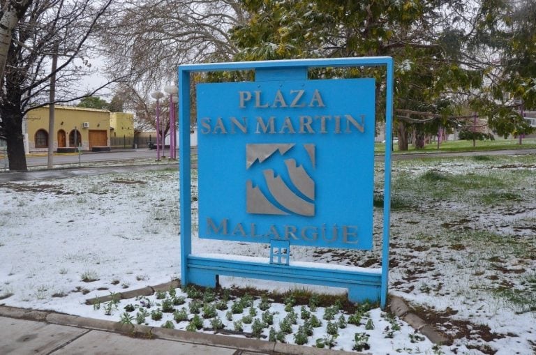 La ciudad de Malargüe amaneció cubierta de nieve este sabado,