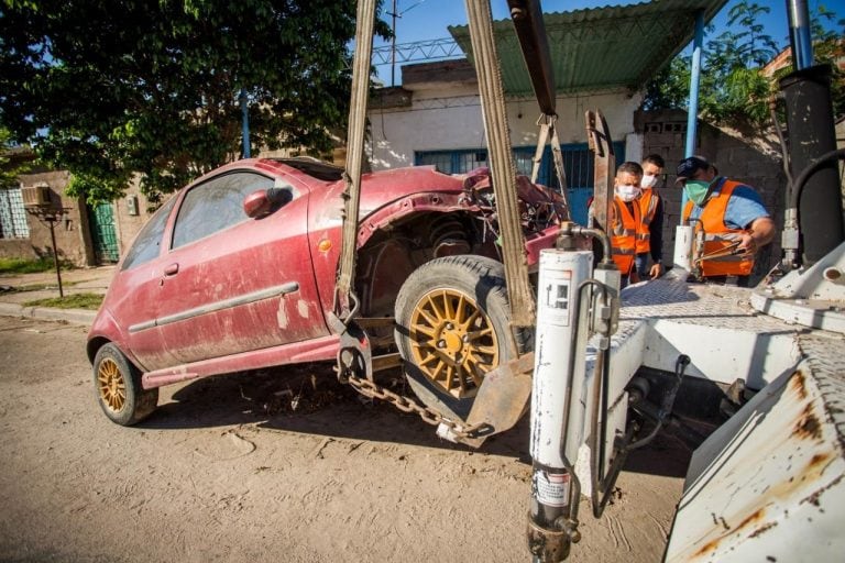 Operativo para levantamiento de vehículos abandonados de la vía pública - Municipalidad de La Rioja