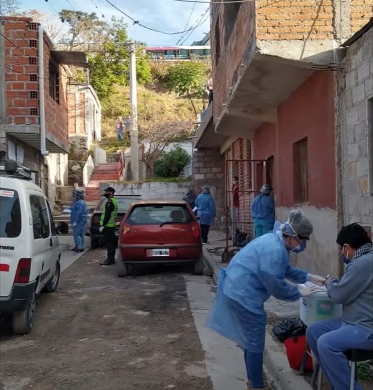 El operativo de control desplegado por el COE Jujuy en el barrio Belgrano de esta capital.