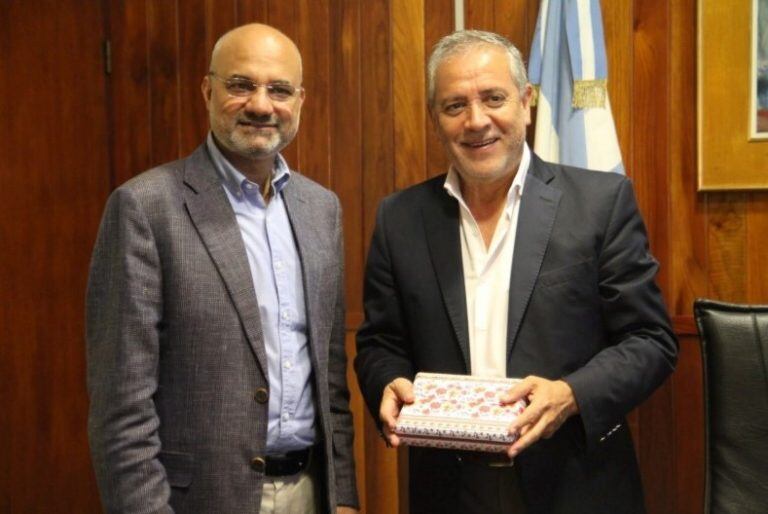 El ministro Abud Robles recibió un presente de manos del embajador Dinesh Bhatia.