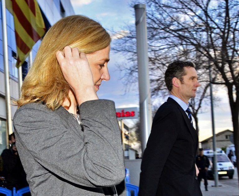 GRA144. MADRID, 17/02/2017.- Fotografía de archivo (11/02/2016), de la Infanta Cristina y su esposo Iñaki Urdangarin, a la salida de la Escuela Balear de la Administración Pública (EBAP), tras la cuarta jornada del juicio del caso Nóos. La Infanta ha sido