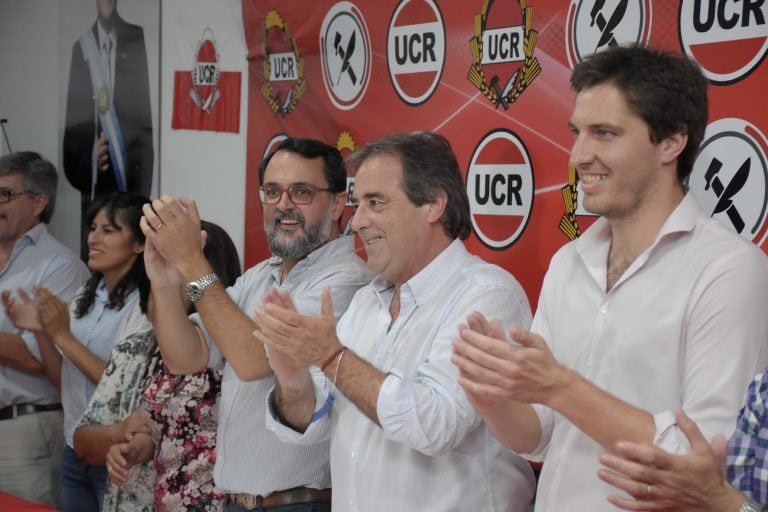 Alberto Bernis (c), Lisandro Aguiar (i) y Adriano Morone (d) fueron posesionados como presidentes del Comité Provincia, del Comité Capital y de la Juventud Radical de Jujuy, respectivamente.