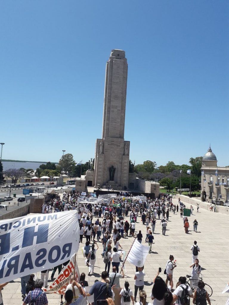 Enfermeros marcharon este miércoles al Monumento a la Bandera. (@almabantle)