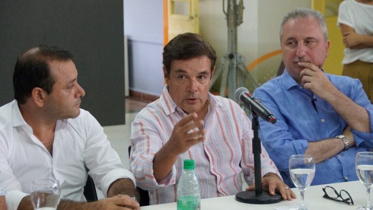 Carlos Rovira junto al goberndor Hugo Passalacqua, y al vice Oscar Herrera Ahuad. (MisionesOnline)