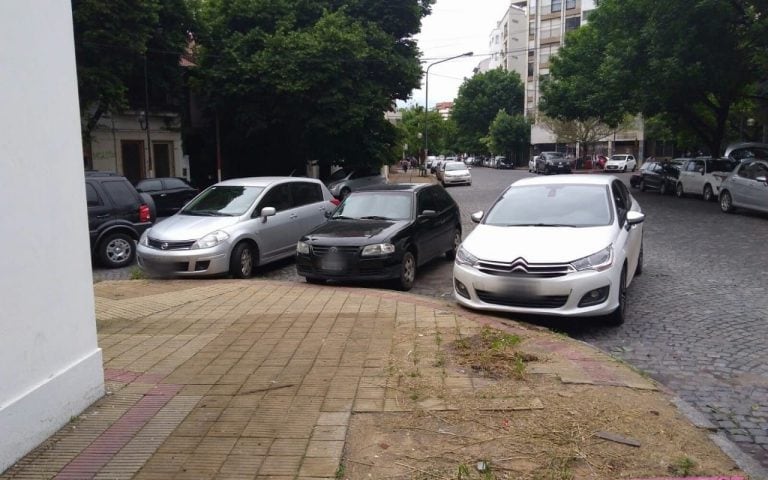 Estacionar en las esquinas reduce el ángulo de visión de peatones y conductores.