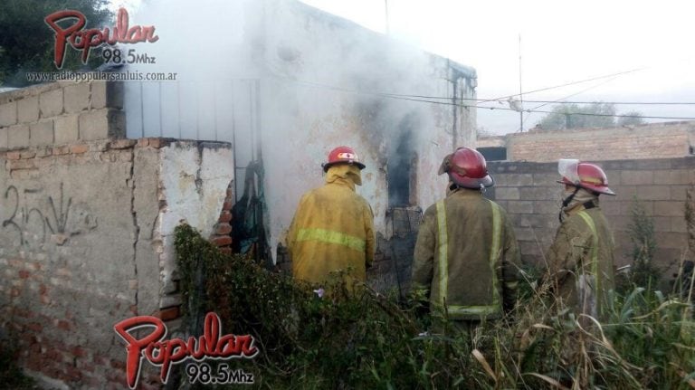 Bomberos sofocan las llamas de una vivienda en San Luis