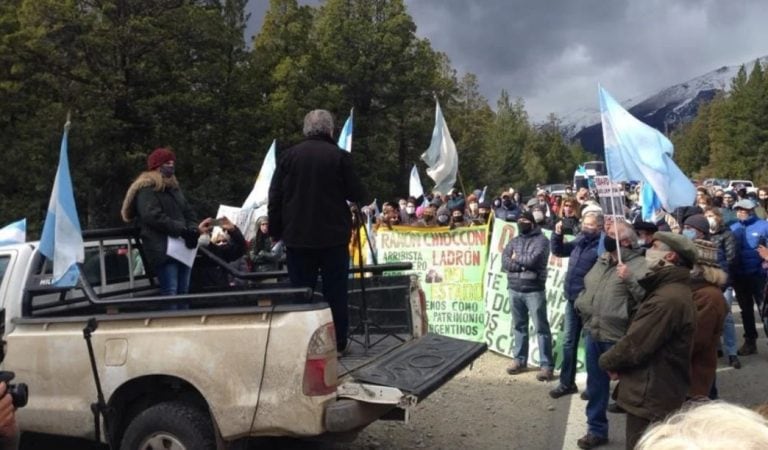 Vecinos de Barioche autoconvocados (Foto: Clarín)