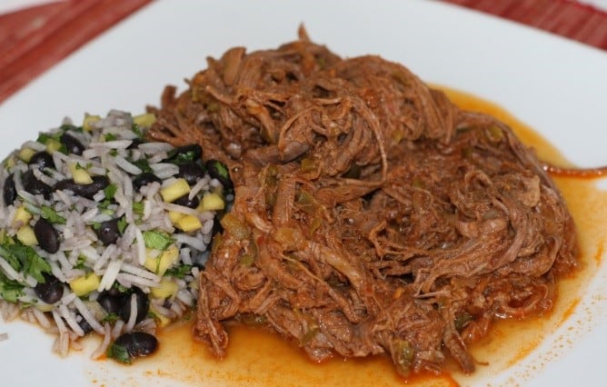 El plato tradicional de Bolivia, charqui con arroz.