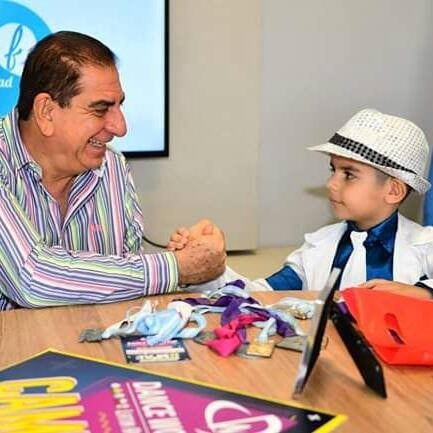 El Mini Michael Jackson visitó hace poco al intendente de Formosa, Jorge Jofré. (Foto: Prensa Jorge Jofré)