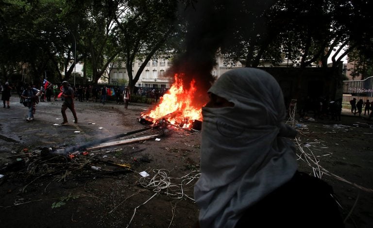 Al cumplirse tres semanas de una serie de protestas contra la política económica del gobierno del presidente Sebastián Piñera, los manifestantes atacaron la embajada argentina en Santiago (Foto: AP Photo/Luis Hidalgo)