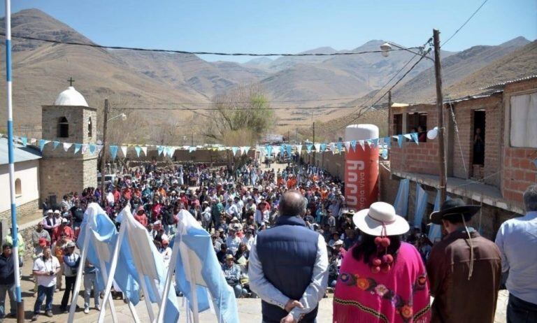 “Sigamos conectando a los pueblos, garantizando igualdad, para lo cual necesitamos un gobierno presente y un Estado de pie para llevar políticas públicas y desarrollo a todos los jujeños”, expresó el Gobernador ante la concurrencia en Santa Ana.