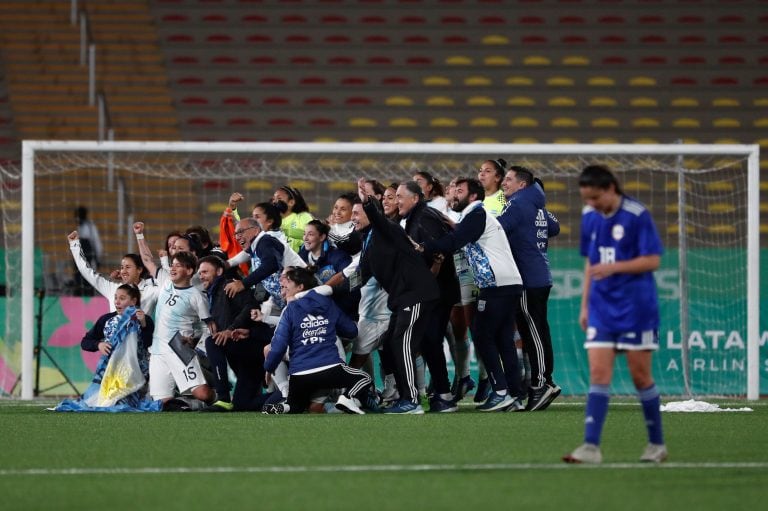 Yamila adelante festejando la primera medalla y la clasificación a la final de fútbol femenino en los Panamericanos. (REUTERS/Susana Vera)