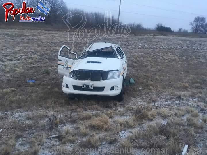 Toyota Hilux volcó en la autopista nº 55.