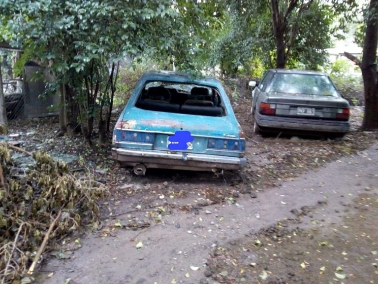 Vehículos abandonados en una vivienda en Saldán.