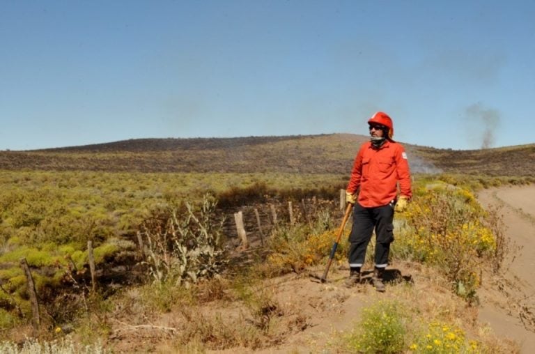 Incendio en el Arroyo Pescado en cercanías de la ciudad de Esquel, esta siendo combatido por 12 personas, 7 en la línea y 5 como personal de apoyo.