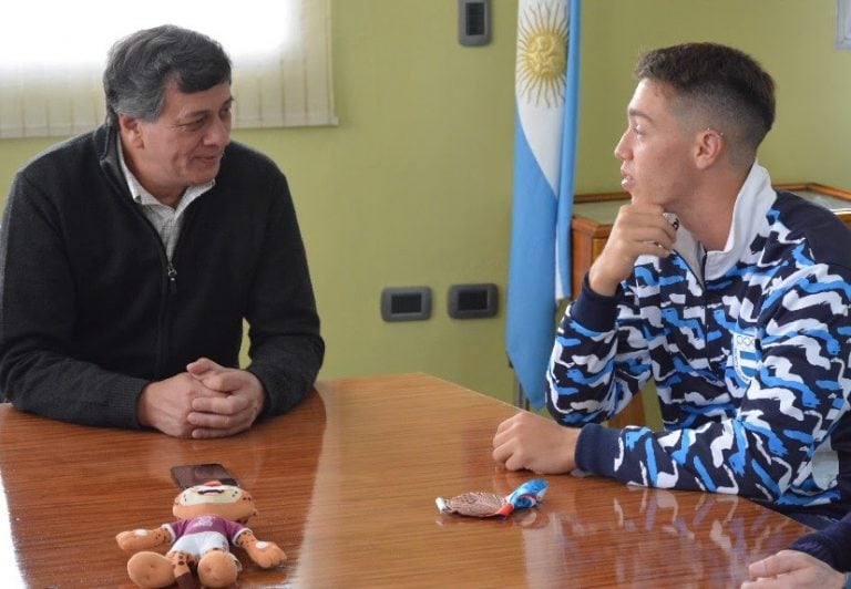 Nicolás Diéguez, medalla de bronce en beach handball en los Juegos Olímpicos de la Juventud-Buenos Aires 2018, junto a Daniel Orozo, intendente de Las Heras.