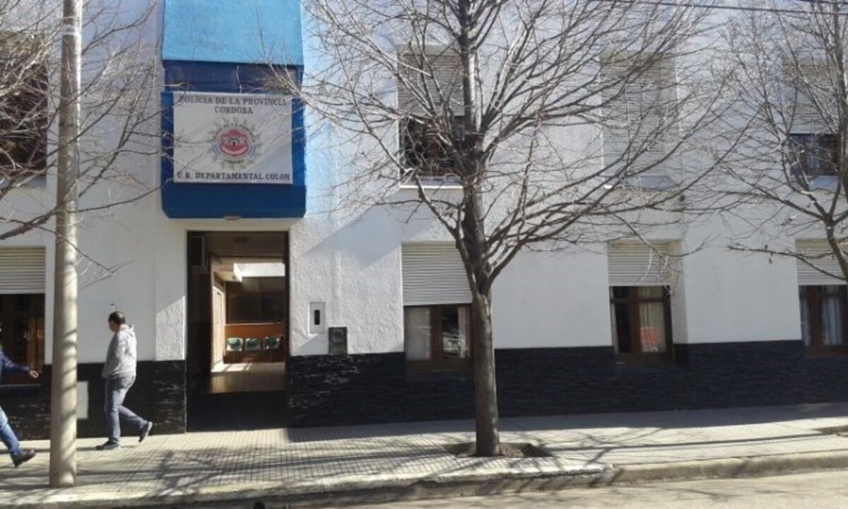 Se sacó la remera en un boliche de Jesús María y lo detuvieron