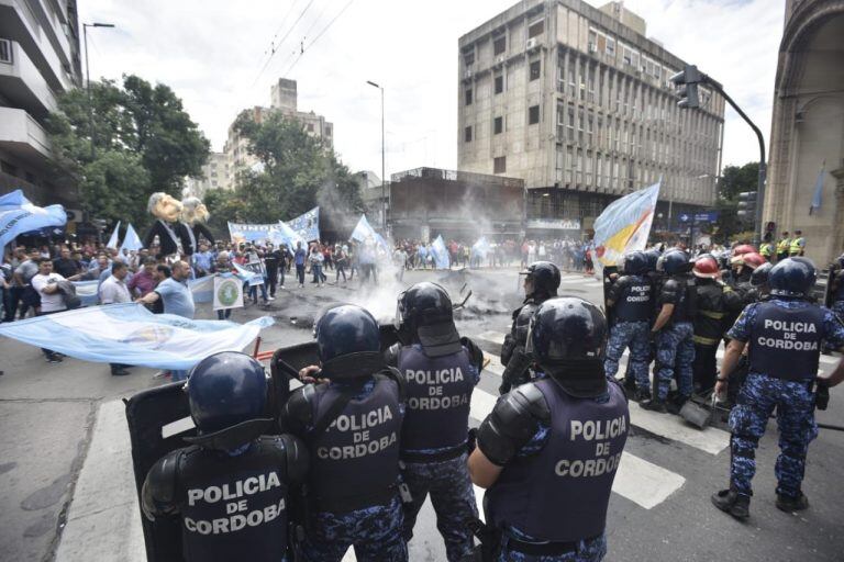 La protesta de Luz y Fuerza de este lunes con ataques a huevazos a Cadena 3 y rotura de vallas en la Lotería.