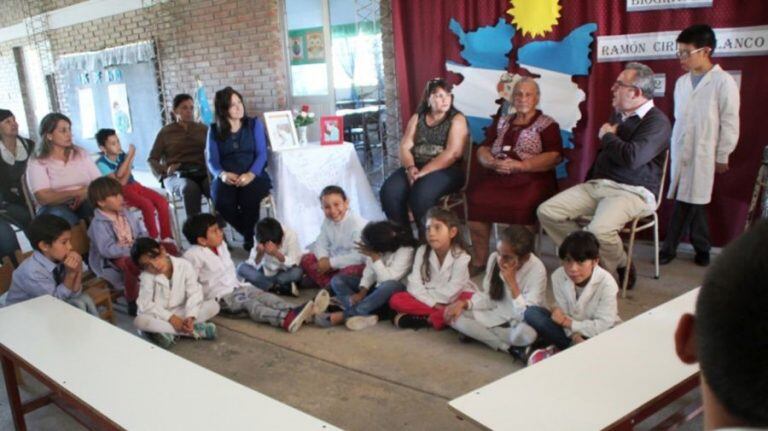 Los chicos de la escuela con una hermana y una tía de Blanco