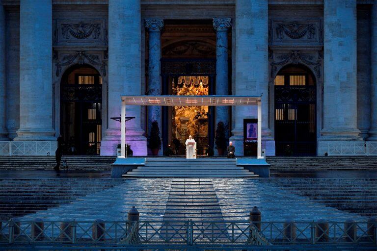 El Papa Francisco horas después del histórico rezo que encabezó este viernes en la Plaza San Pedro completamente vacía(Photo by Handout / VATICAN MEDIA / AFP) /