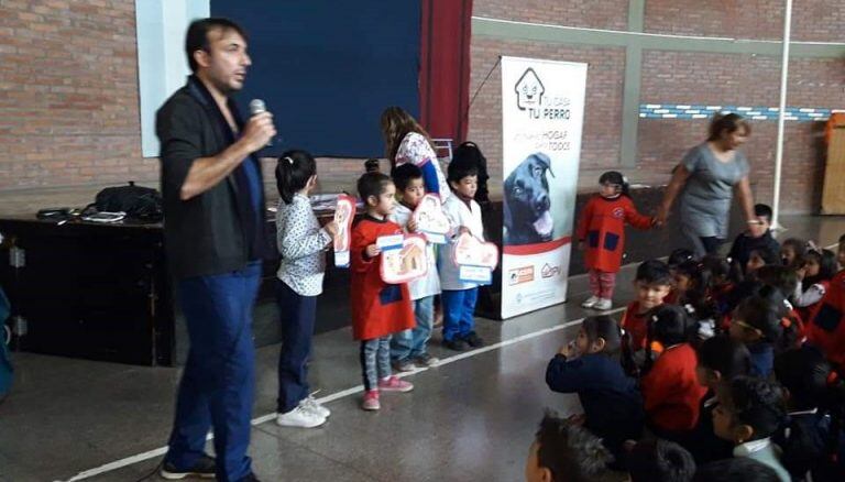 Luego de una charla sobre tenencia responsable de mascotas, los alumnos visitaron el Centro y allí surgió la idea.