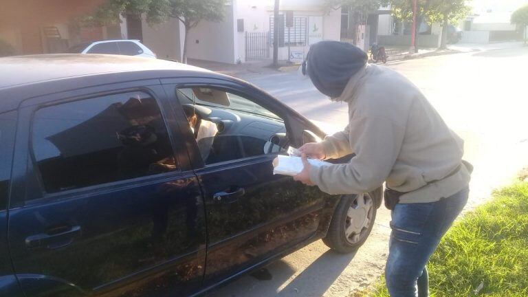 Walter Luque vende pan casero en la esquina de Mariano Moreno y Carlos Pontin en Arroyito