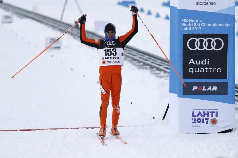 PK301 LAHTI (FINLANDIA), 23/02/2017.- El esquiador venezolano Adrián Solano finaliza la prueba clasificatoria de salto de esquí en el marco de los Campeonatos del Mundo de esquí nórdico celebrado en Lahti, Finlandia, hoy 23 de febrero de 2017. EFE/Peter K