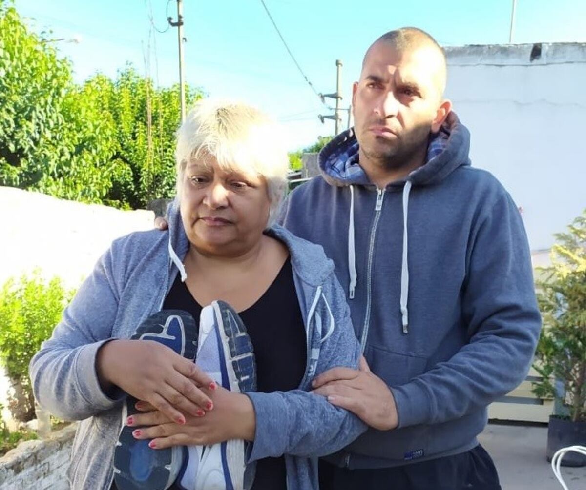 Habló la madre del hombre acribillado en Villa Gobernador Gálvez: "Solo me dejaron las zapatillas"