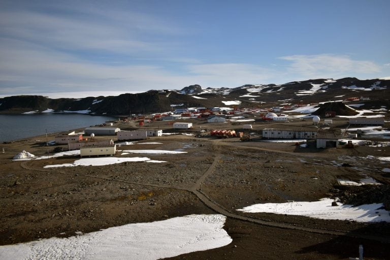 Handout picture released by Chile's Air Force press office showing the Eduardo Frei Antarctic base, at the Fildes Peninsula, west of King George island, on May 10, 2020. - While the new coronavirus spreads all over the world, there is only one continent that still breathes relieved: Antarctica. Due to strict control measures and a little luck, the territory remains free from contagion. (Photo by - / Chilean Air Force / AFP) / RESTRICTED TO EDITORIAL USE - MANDATORY CREDIT AFP PHOTO / CHILEAN AIR FORCE - NO MARKETING NO ADVERTISING CAMPAIGNS - DISTRIBUTED AS A SERVICE TO CLIENTS