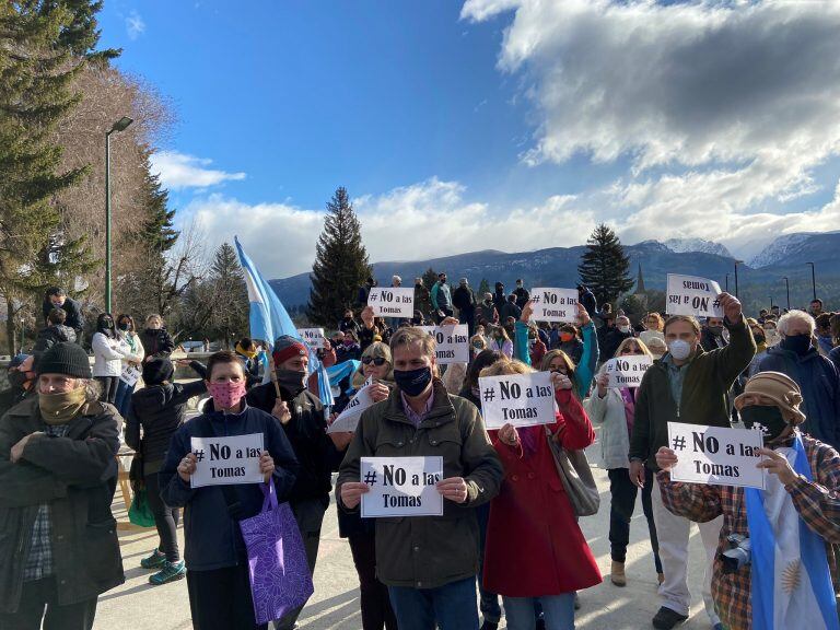 Días atrás se hicieron marchas contra la toma de terrenos en El Bolsón (web).