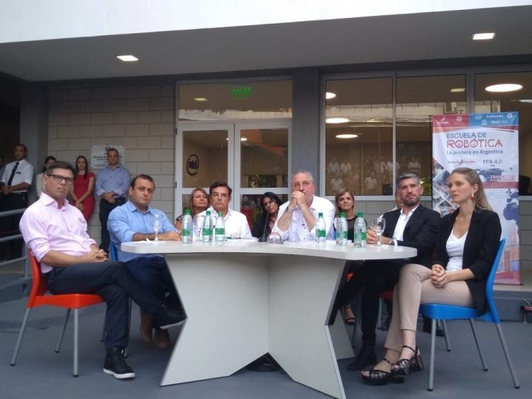 El gobernador Hugo Passalacqua y el presidente de la Legislatura, Carlos Rovira, en la inauguración del ciclo lectivo de la Escuela de Robótica. (MisionesOnline)