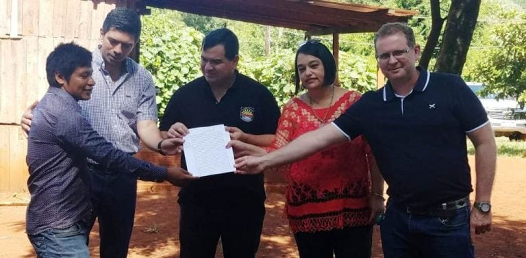 Entrega de títulos a comunidades Mbya