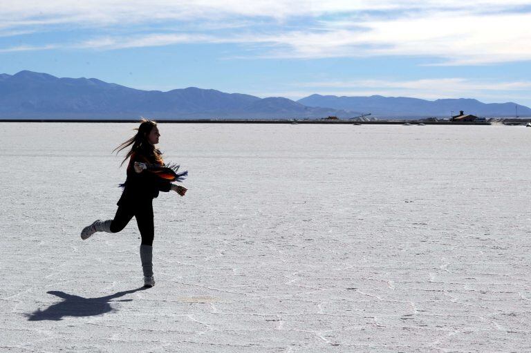 A tourist dances on July 12, 2011 at Salinas Grandes (Big Salt Pans), one of Argentina's greatest depressions with an exposed surface of over 12,000 hectares of salt at 3450 m above sea level, some 190 km from San Salvador de Jujuy, in the Argentine provinces of Jujuy and Salta.  AFP PHOTO/Evaristo SA
 jujuy  jujuy salinas grandes salar salares sal